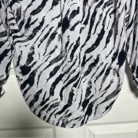 Cloth and Stone Shirt Blouse Womens XS Animal Print Holiday Party Office Work - Picture 9 of 9